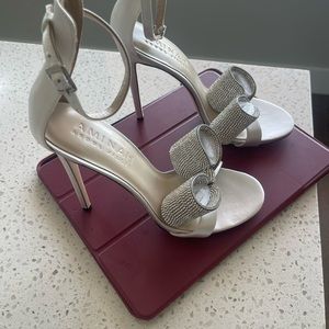 AMINAH ABDUL JILLIL TUXEDO WHITE WITH CRYSTAL BOWS! BRAND NEW! Size 8